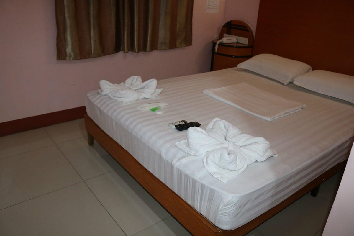 deluxe room | bed sheets