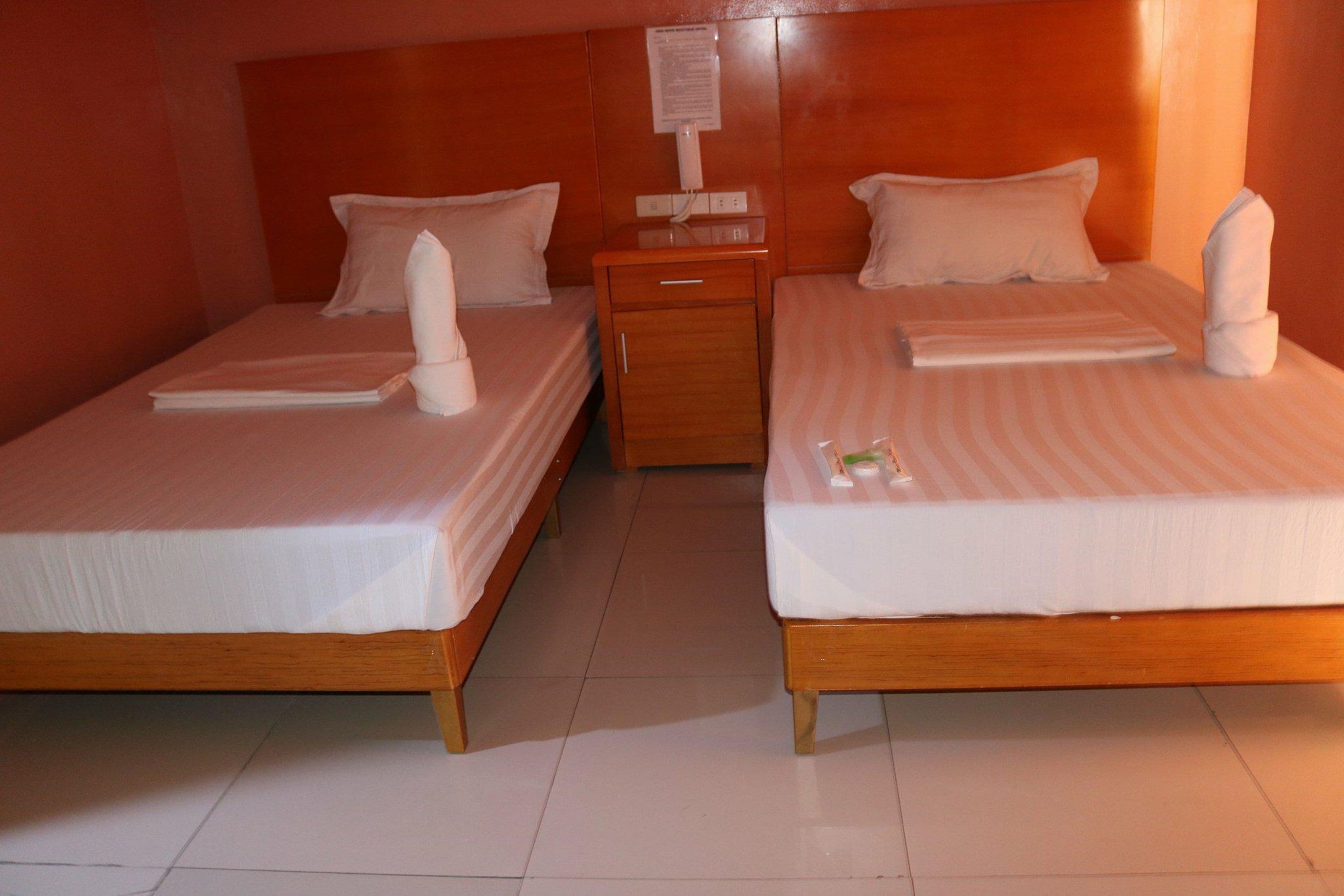twin deluxe room | bed sheets