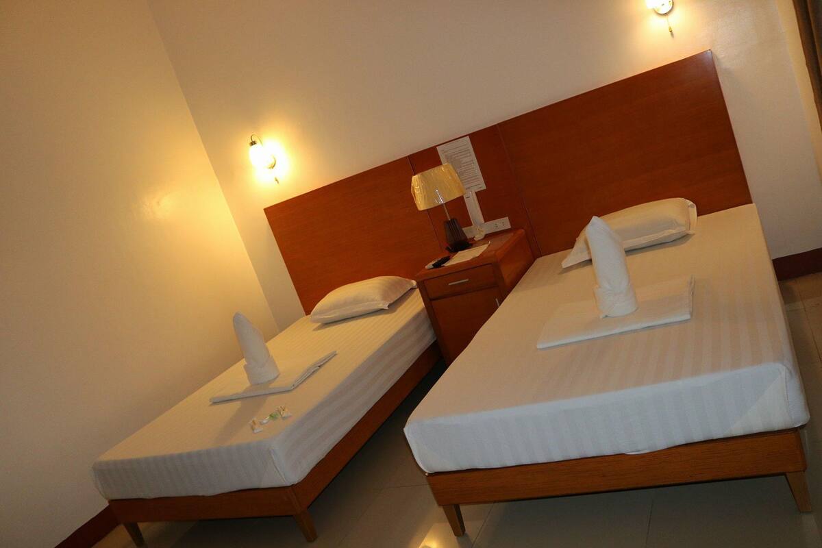 twin deluxe room | bed sheets