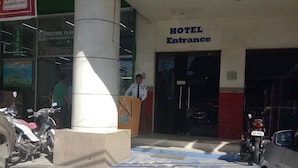 Entrada d'hotel amb un cartell que anuncia descomptes de fins al 70% en articles seleccionats.