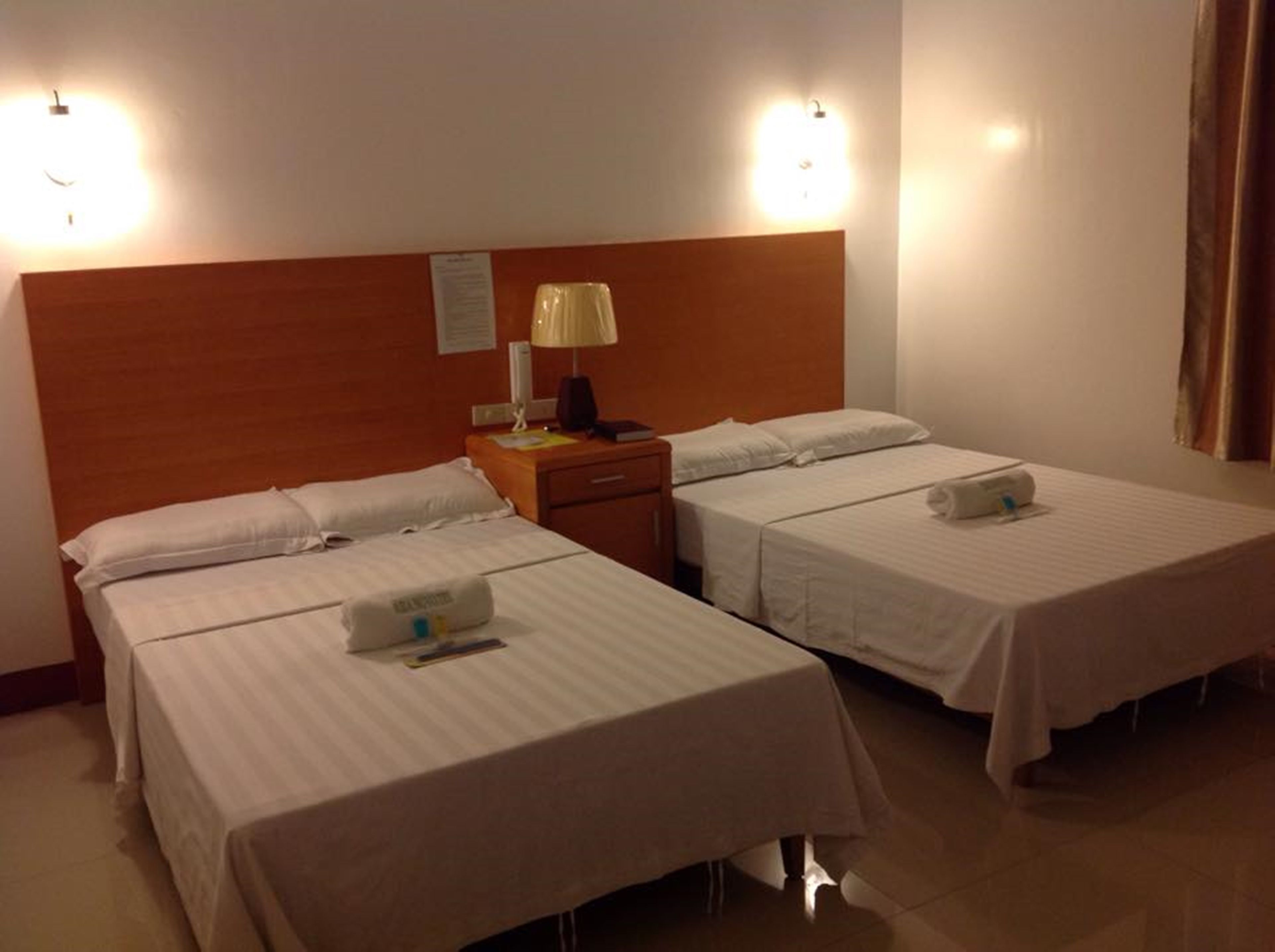 twin deluxe room | bed sheets