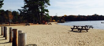 Nyt det beste av alle årstider i dette 4-roms hjem minutter fra vannet.