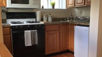 Jääkaappi, mikroaaltouuni, uuni, liesi