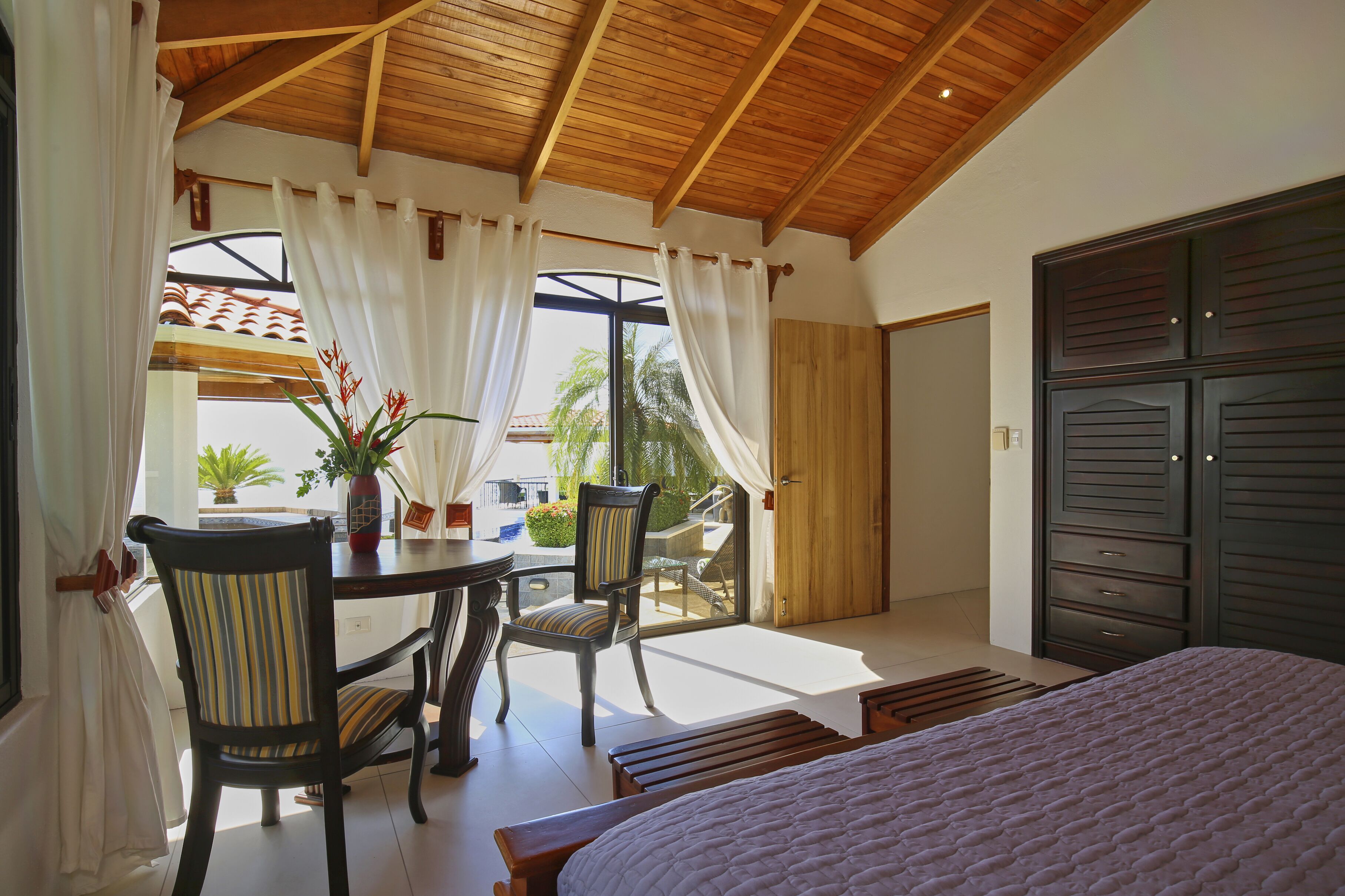 4 chambres, coffres-forts dans les chambres, fer et planche à repasser