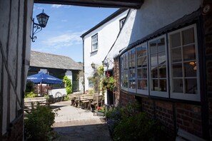 Courtyard - The Tree Inn (Bude)