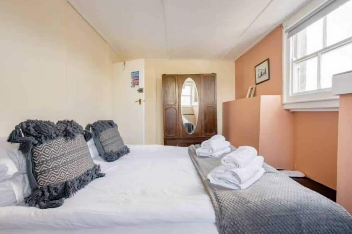 Double Room (Room 2) | Egyptian cotton sheets, premium bedding, iron/ironing board, free WiFi