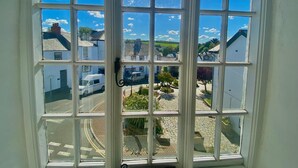 A window with a view of a street and buildings. - The Tree Inn (Bude)