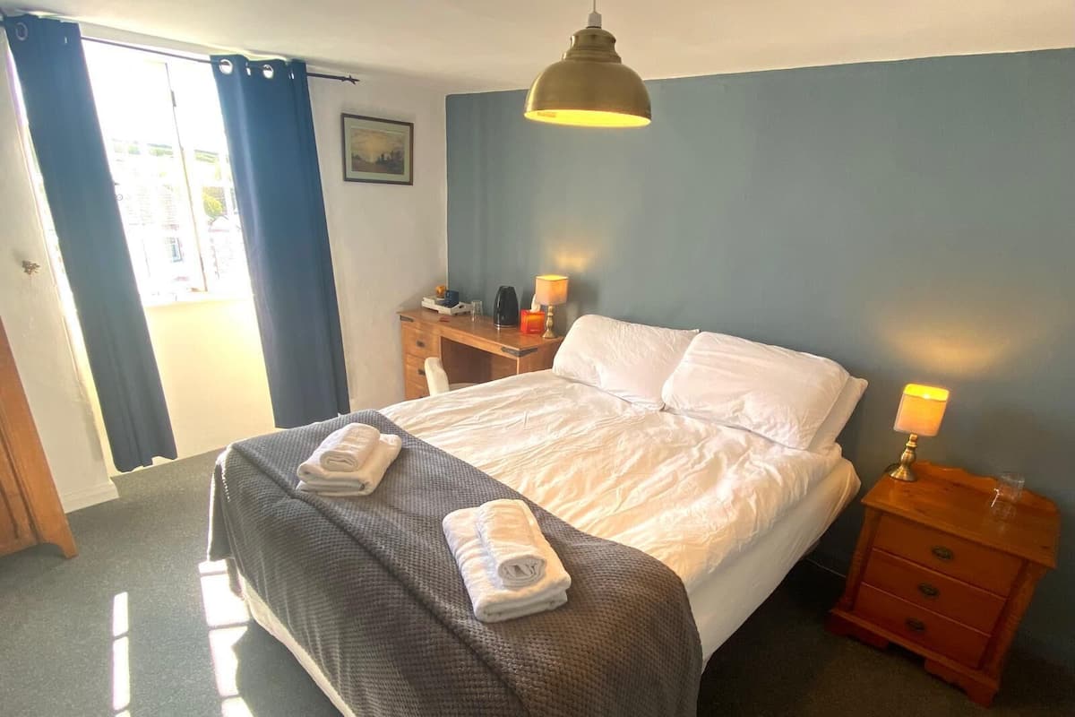 Double Room (Room 6) | Egyptian cotton sheets, premium bedding, iron/ironing board, free WiFi