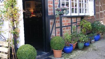 2 间酒吧/酒廊、小酒馆、运动酒吧