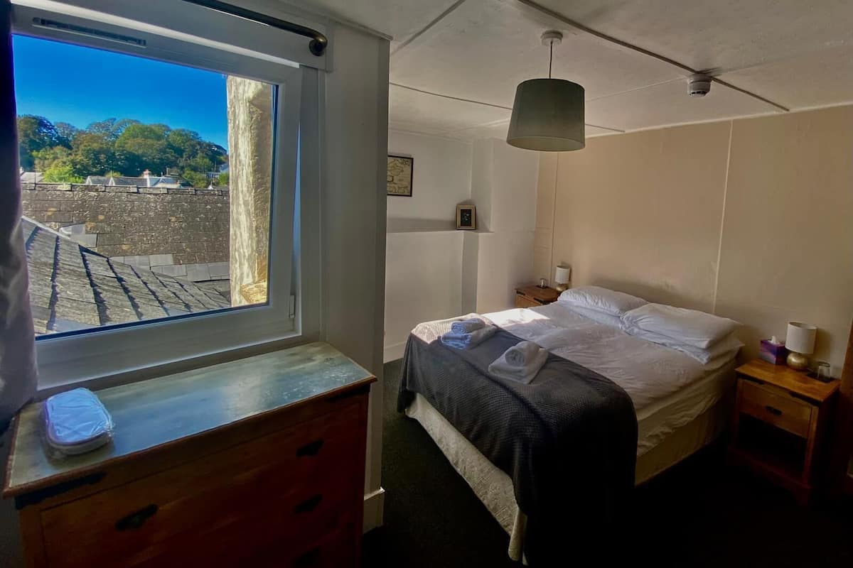 Double Room (Room 3) | Egyptian cotton sheets, premium bedding, iron/ironing board, free WiFi