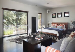 4 soverom, skrivebord, strykejern/-brett og reiseseng for barn