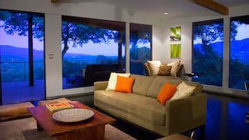 Smart TV, fireplace, DVD player, ping pong