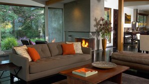 Smart TV, chimenea, reproductor de DVD y tenis de mesa 