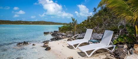 Plage, chaises longues, serviettes de plage