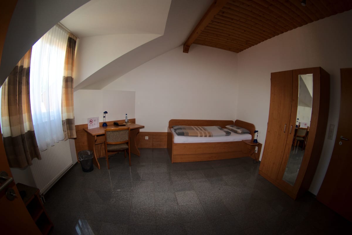 Single Room | Meja, Wi-fi percuma, cadar katil