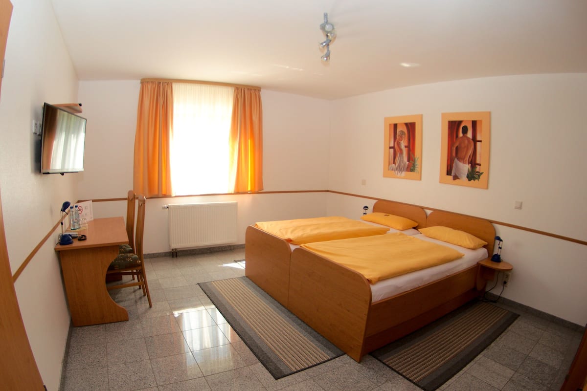 Twin Room | Meja, Wi-fi percuma, cadar katil