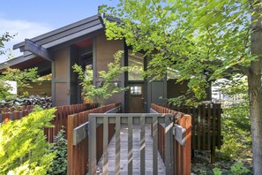 Property grounds - Luxury Re-modeled Lake Front, Stunning Views - Private beaches, piers, hiking (Tahoe City)