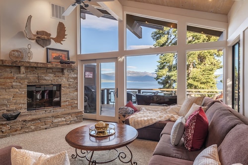 Luxury Re-modeled Lake Front, Stunning Views - Private beaches, piers, hiking