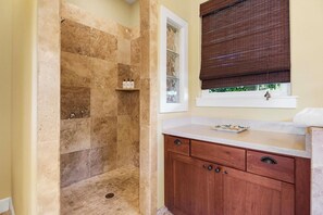 Badewanne, Haartrockner, Handtücher