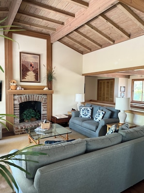 Smart-TV, Kamin, DVD-Player, Bücher