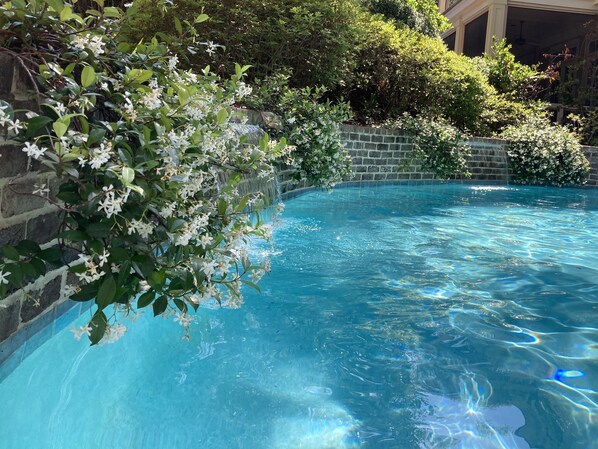 Una piscina al aire libre, una piscina climatizada