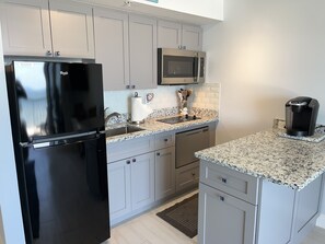 Fridge, microwave, oven, stovetop - Apollo 608 - Recently Remodeled, Beachfront Condo, large pool, beautiful sunsets (Marco Island)