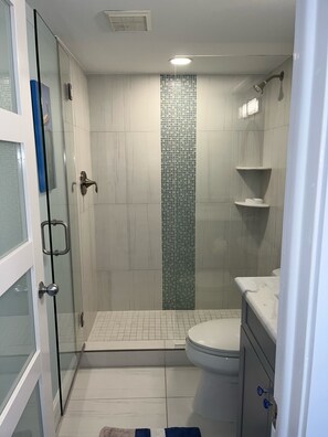 Dusche, Haartrockner, Handtücher, Seife