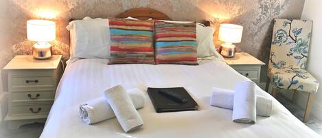 Quarto casal | Escrivaninha, ferros/tábuas de passar roupa, Wi-Fi de cortesia