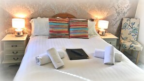 Double Room | Desk, iron/ironing board, free WiFi, bed sheets - St Raphael Guest House (York)