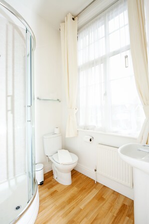 Doppelzimmer | Badezimmer | Dusche, kostenlose Toilettenartikel, Haartrockner, Handtücher