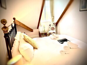 Habitación doble | Escritorio, tabla de planchar con plancha, wifi gratis y ropa de cama