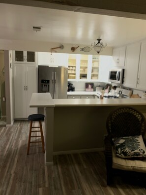 Microondas, lavavajillas, cafetera y tetera y utensilios de cocina 