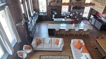 Smart TV, fireplace, DVD player, stereo