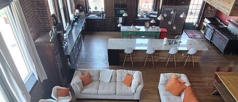 Smart TV, fireplace, DVD player, stereo