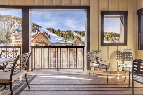 3BR Village Penthouse · Huge Deck · Hot Tub