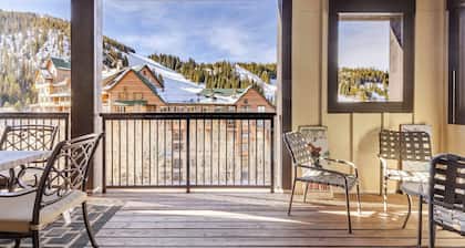 3BR Village Penthouse · Huge Deck · Hot Tub