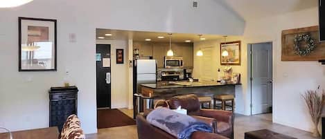 Una Smart TV, una chimenea, un reproductor de DVD, una videoteca