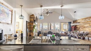 Cafetière-théière, réfrigérateur, four à micro-ondes, un four