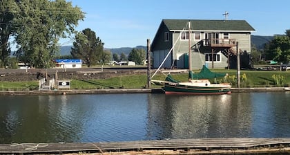 Hermosa Lower Columbia Hamlet en el agua