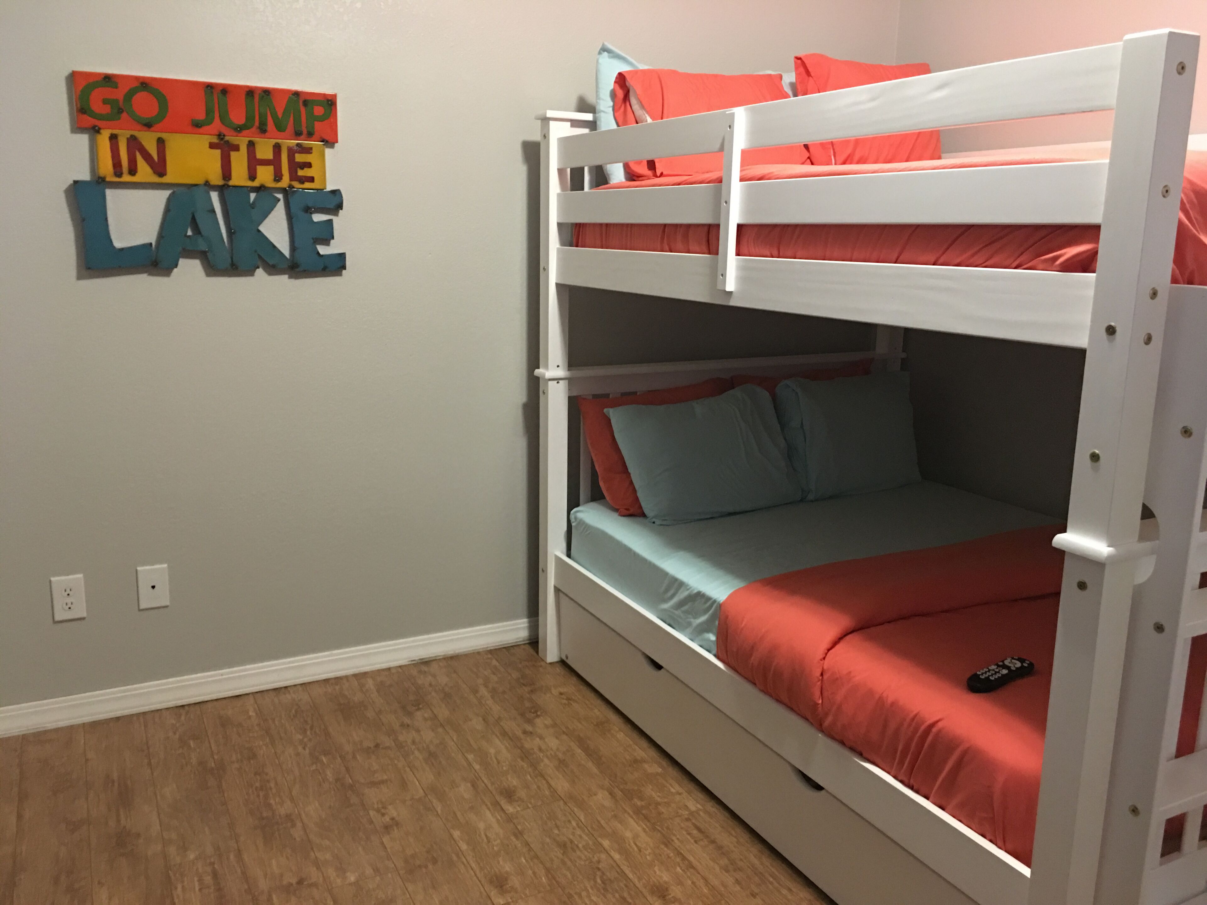 Luxury 3 bedroom apartment on the lake # 229047