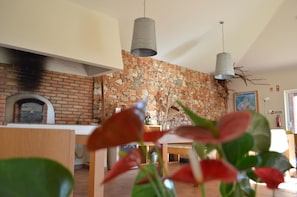 Réfrigérateur, micro-ondes, plaque de cuisson, cafetière/bouilloire
