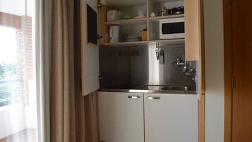 Refrigerador, microondas, placa de cocina, cafetera/tetera