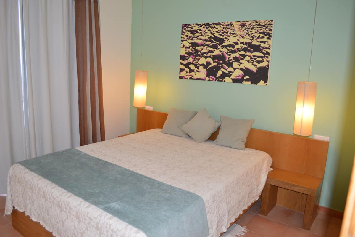 Leilighet, 1 soverom (2 Adults + 2 Children) | Skrivebord, blendingsgardiner, lydisolert og strykejern/-brett