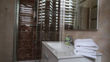 Apartment, 1 Bedroom | Bathroom | Shower, free toiletries, towels