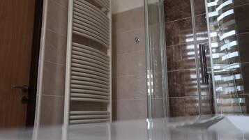 Appartement, 1 slaapkamer | Badkamer | Een douche, gratis toiletartikelen, handdoeken, toiletpapier