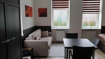 Studio suite, 1 slaapkamer, kitchenette | Woonruimte | Een 80-cm lcd-televisie met digitale zenders en televisie