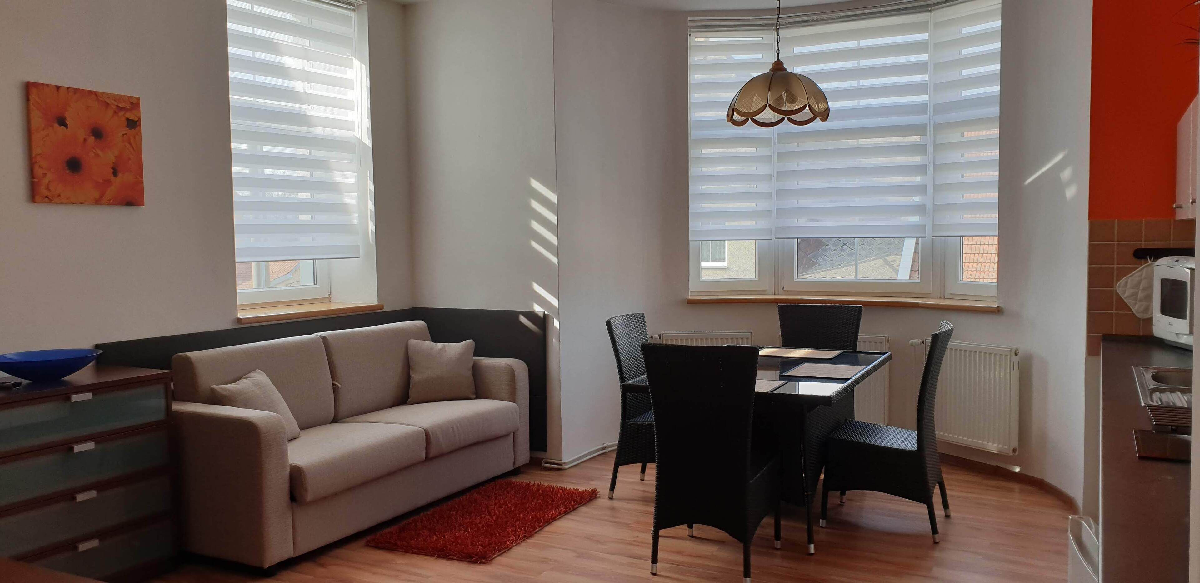 Deluxe Apartment, 1 Bedroom, Kitchenette | Ruang tamu | 80 cm televisyen LCD dengan digital, TV 