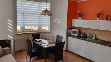 Deluxe appartement, 1 slaapkamer, kitchenette | Woonkamer | Een 80-cm lcd-televisie met digitale zenders en televisie