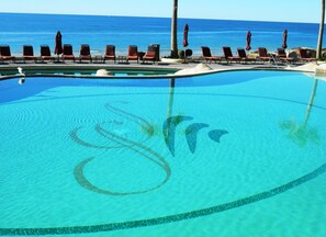 Alberca al aire libre y alberca climatizada