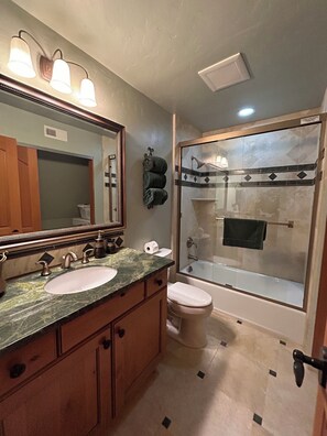 وحدات دش مع أحواض استحمام، مجففات شعر، مناشف، صابون